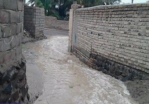 وضعیت کوچه‌های "بَزمان" بعد از بارندگی + فیلم
