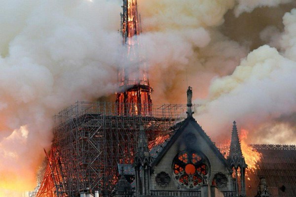 مهار آتش‌سوزی در کلیسای نوتردام پاریس / گنبد و سقف کلیسا از بین رفت