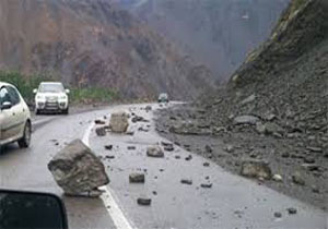 بازگشایی جاده چالوس پس از ریزش کوه /مسافران نوروزی با احتیاط برانند