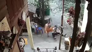 حمله وحشیانه راهب بودایی به یک معلول در مقابل معبد! + فیلم///