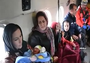 لحظه نجات مادر باردار و نوزاد سیل زده توسط امدادگران هلال احمر + فیلم