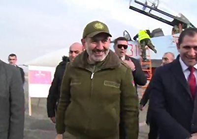 خوشحالی نخست وزیر ارمنستان از خرید هواپیمای جنگنده از روسیه + فیلم