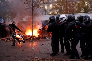 شلیک گاز اشک آور به سوی معترضان فرانسوی