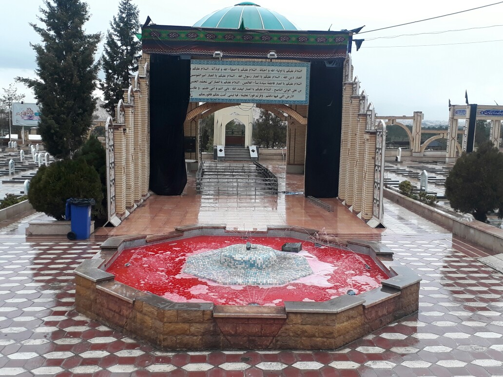 کرمانی‌های بی قرار در گلزار شهدا با وجودبارانی بودن آمدند تا به سردارشان بگویند دلمان تنگ است قلب‌های مان شکسته، اما مطمئن باش پاهایمان استوار برای انتقام خونت است