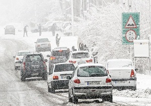 نجات سرنشینان ۷۰ خودروی گرفتار در برف تاراز اندیکا