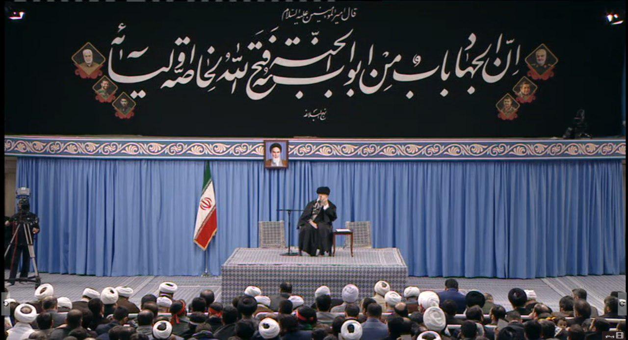 معنی حدیث نصب شده در حسینیه امام خمینی (ره) در دیدار مردم قم با رهبر انقلاب