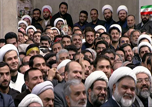 مزاح رهبر انقلاب با نحوه تکبیر گفتن افراد حاضر در حسینیه امام خمینی (ره) + فیلم