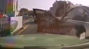 اقدام عجیب راننده بی‌فرهنگ در وسط خیابان!