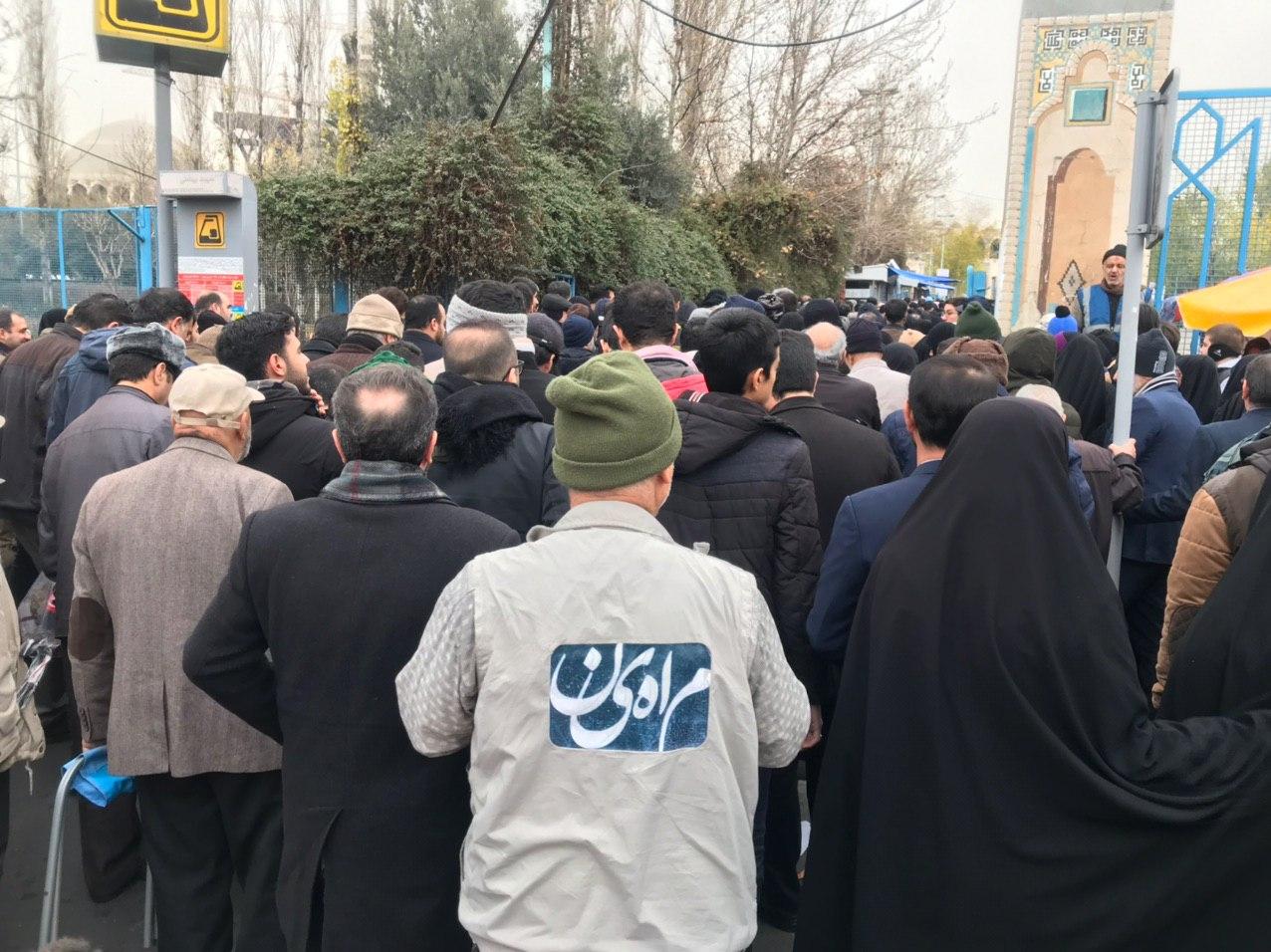 حضور پرشور مردم با سربندهای «یا مُنتقم» در نماز جمعه تهران