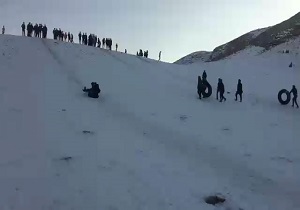 بازی زمستانی تیوب‌سواری در روستای «خواجه» + فیلم