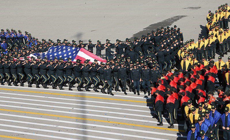 ماجرای عکس پرچم آمریکا و انگلیس در رژه پلیس