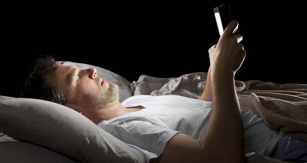 استفاده از موبایل در شب