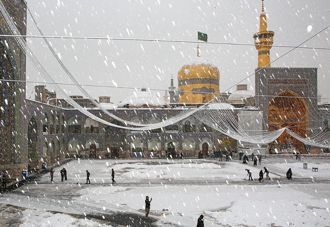 بارش برف، گنبد طلایی امام رئوف (ع) را سپید کرد + تصاویر