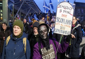 تجمع معترضان اسکاتلندی علیه بوریس جانسون