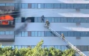 لحظه نجات مرد گرفتارشده در شعله‌های آتش برج ۲۵ طبقه