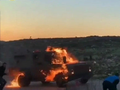 آتش زدن خودروی نظامیان رژیم صهیونیستی توسط جوانان فلسطینی + فیلم