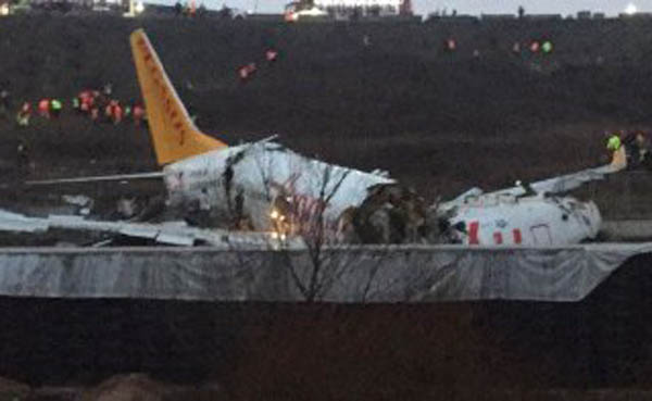متلاشی شدن هواپیمای مسافربری در فرودگاه استانبول + فیلم و عکس