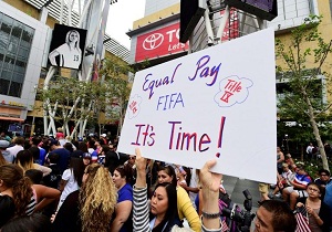 اعتراض مردان فوتبالیست به تبعیض جنسیتی علیه زنان آمریکا