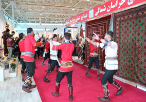 استقبال پرشور از نوای دوتار و موسیقی فولکلوریک خراسان شمالی در نمایشگاه تهران