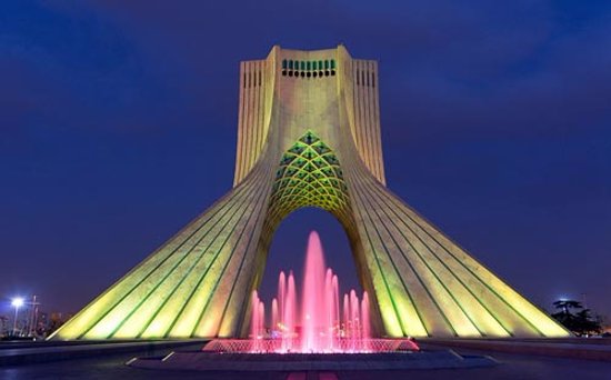 اکران تصاویری بر برج آزادی برای همدردی ایران با ملت چین در مبارزه با ویروس کرونا + فیلم