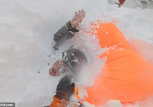بهمن سنگینی که اسکی بازان ماهر را زیر برف مدفون کرد