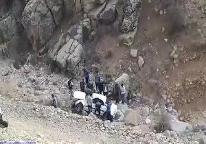 نجات معجزه‌آسای سرنشینان پژو پارس پس از سقوط به دره + فیلم