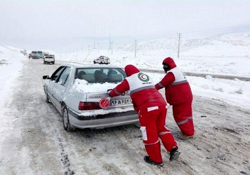 هلال احمر کهگیلویه وبویراحمد به ۳۰۲ خودروی گرفتار در برف کمک کرد