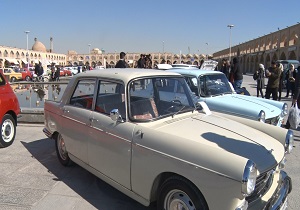 نمایش بیش از ۱۸۰ خودروی تاریخی وکلاسیک در میدان امام علی اصفهان