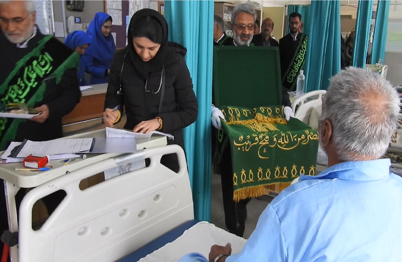 عیادت خدام حرم رضوی از بیماران بیمارستان خمین