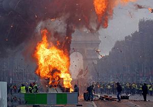 درگیری میان پلیس و ماموران آتش نشانی معترض در پاریس + فیلم