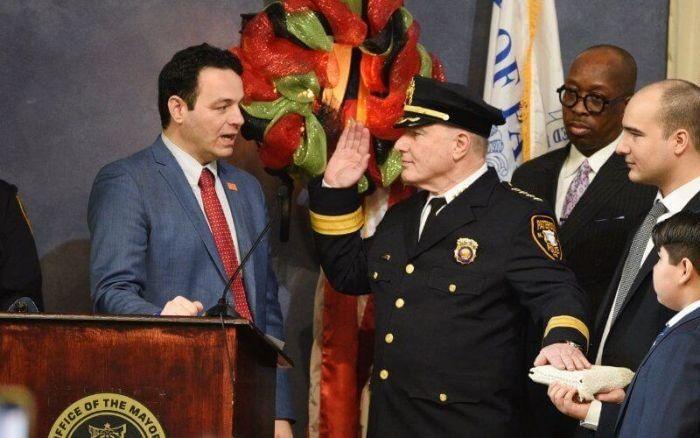 رئیس پلیس جدید یکی از شهر‌های آمریکا به قرآن سوگند یاد کرد