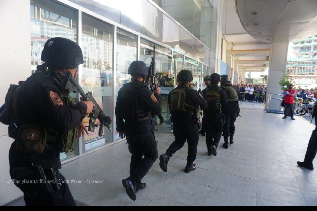 Вооруженная охрана в тц. Вооруженный захват заложников. Заложники в торговом центре.