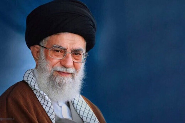 تصویر امروز از رهبر انقلاب در حال درختکاری
