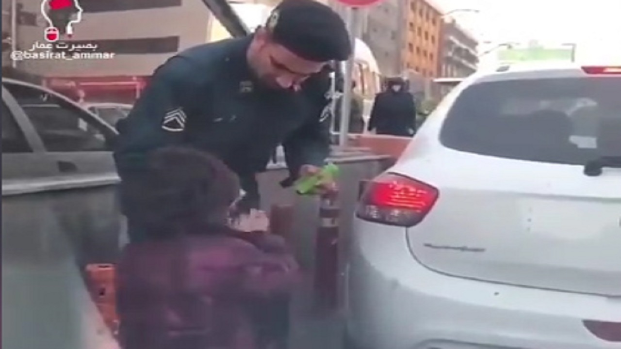 فیلمی زیبا از ضدعفونی کردن دستان یک کودک کار توسط مأمور پلیس