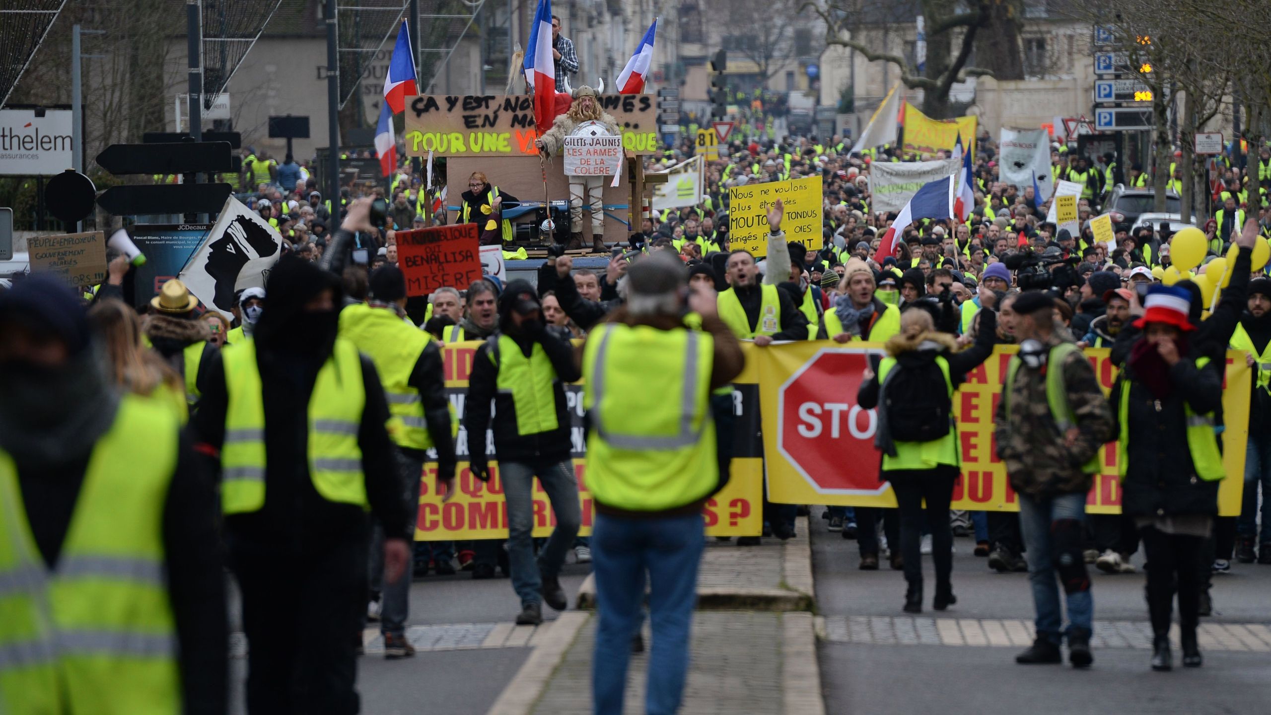 اعتراضات جلیقه‌زرد‌ها در فرانسه حال و هوای کرونایی به خود گرفت