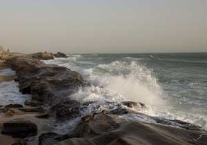 تنگه هرمز و دریای عمان مواج است/ احتمال رگبار پراکنده باران