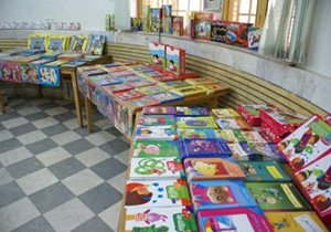 توزیع ۴۰ عنوان کتاب کودک در مناطق سیل زده الیگودرز