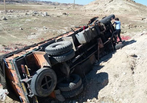 واژگونی کامیون در سپیدان حادثه آفرید