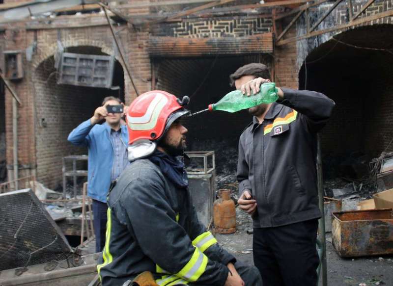 تلاش بی وقفه آتش نشانان برای اطفای آتش سوزی بازار تبریز