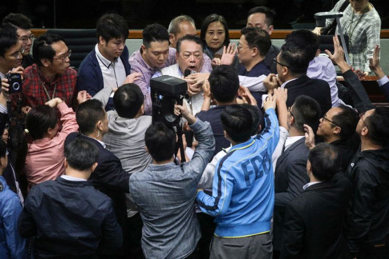 زد و خورد نمایندگان پارلمان هنگ هنگ
