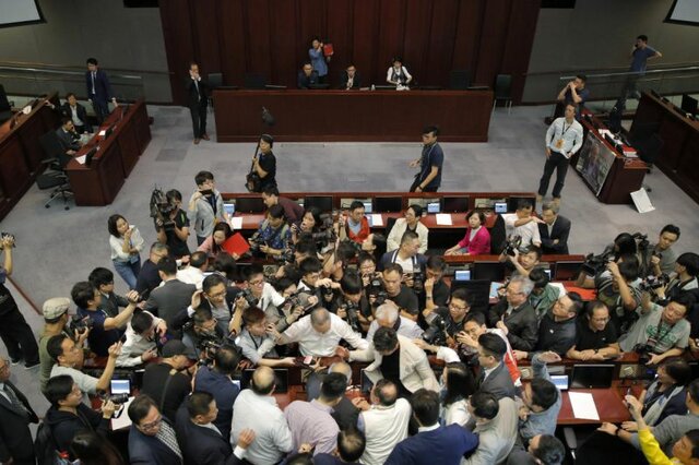 زد و خورد نمایندگان پارلمان هنگ هنگ