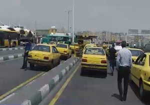 گلایه یک راننده تاکسی از نبود سایه‌بان در پایانه آزادی + فیلم