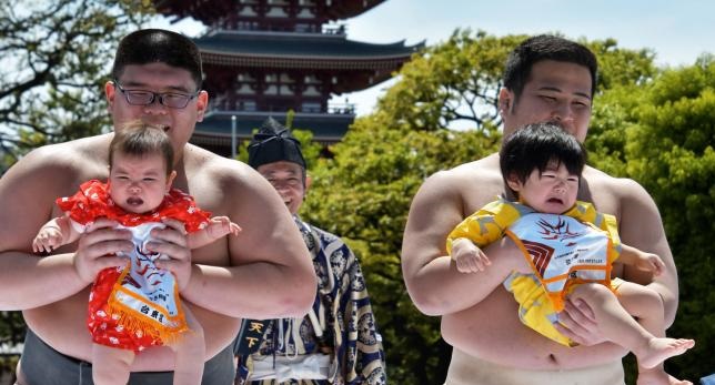 عجیب‌ترین مسابقه کودکان یک ساله در ژاپن+ تصاویر