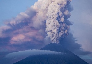 لحظه رعب آور فوران کوه آتشفشان در اندونزی  + یلم