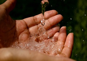 افزایش مصرف آب در قم نگران کننده است/ آب شیرین در شبکه آب بهداشتی توزیع شده است