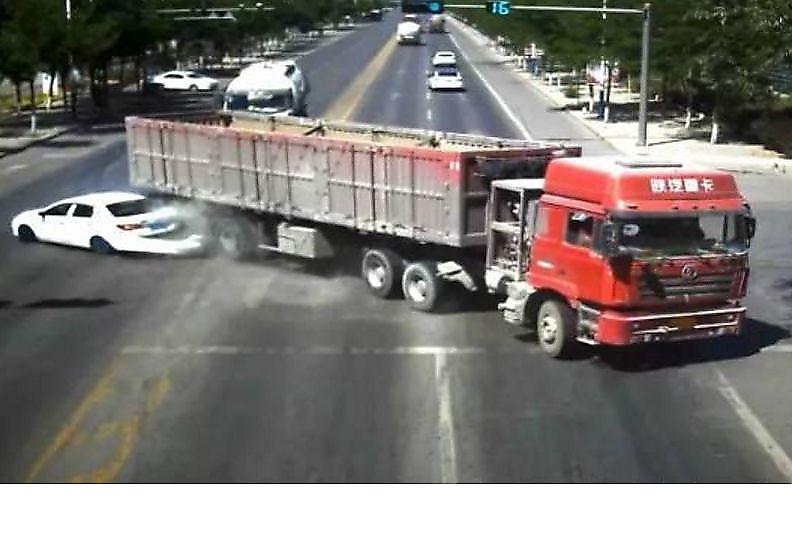 کنترل استادانه راننده کامیون برای جلوگیری از تصادف +فیلم