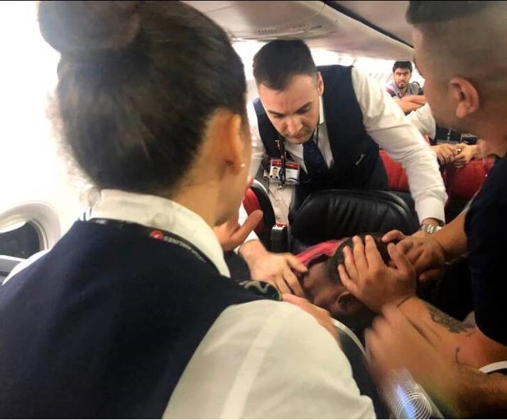 درگیری شدید مسافران در هواپیمای ترکیه + عکس /// گلی