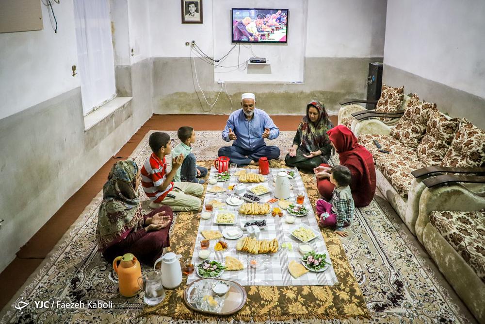 افطاری مهمان خانواده‌ای ترکمن