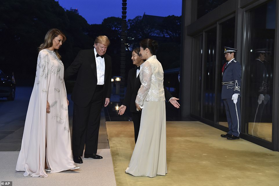 اقدام عجیب خبرنگار نیویورک تایمز برای شرکت در ضیافت امپراتور ژاپن به مناسبت ورود ترامپ+تصاویر