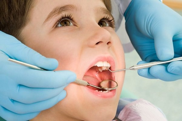 بهترین دوره مشاوره برای درمان دندان کودک + زمان اولین دیدار با دندانپزشک